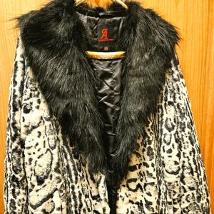 Women's 1x faux fur coat NWT